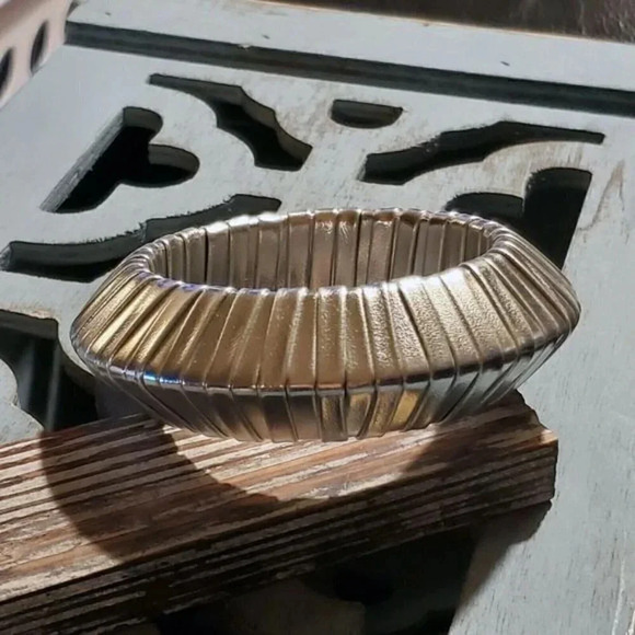 Slick Silver PU Vinyl Wrapped Chunky Retro Geometric Saucer Bangle Bracelet - Picture 5 of 8